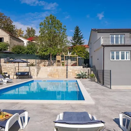 Villa Gloria: Stylish 5-bedroom Retreat With Private Pool And Stunning Valley Views *