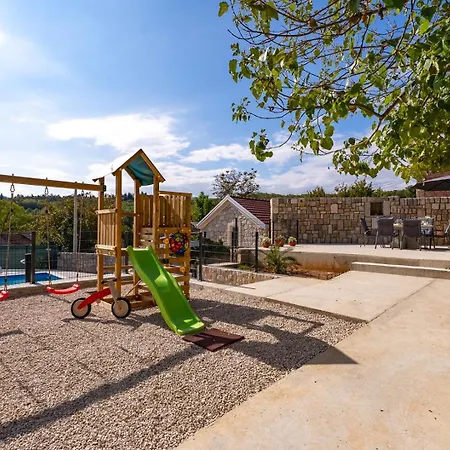Gloria: Stylish 5-bedroom Retreat With Private Pool And Stunning Valley Views Villa