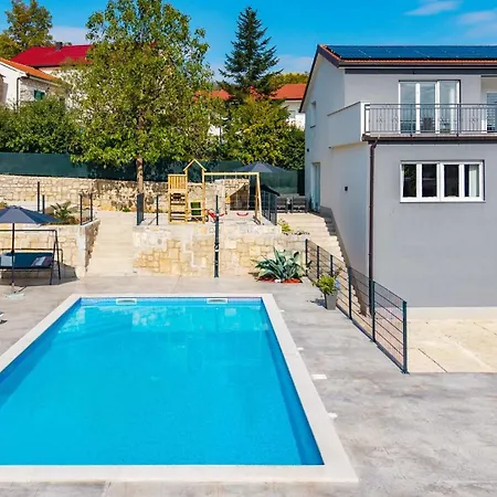 Villa Gloria: Stylish 5-bedroom Retreat With Private Pool And Stunning Valley Views Zmijavci