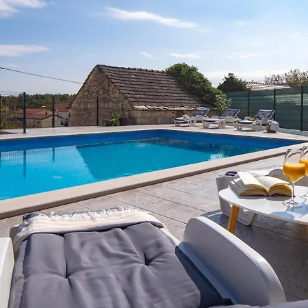 Gloria: Stylish 5-bedroom Retreat With Private Pool And Stunning Valley Views