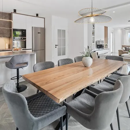 Gloria: Stylish 5-bedroom Retreat With Private Pool And Stunning Valley Views * Zmijavci