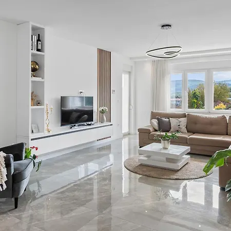 Villa Gloria: Stylish 5-bedroom Retreat With Private Pool And Stunning Valley Views