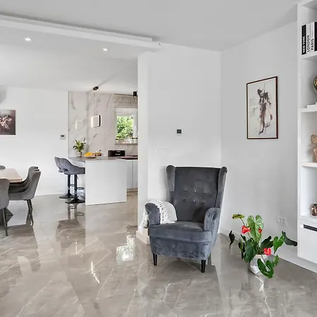 Gloria: Stylish 5-bedroom Retreat With Private Pool And Stunning Valley Views *