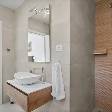 Gloria: Stylish 5-bedroom Retreat With Private Pool And Stunning Valley Views Villa *