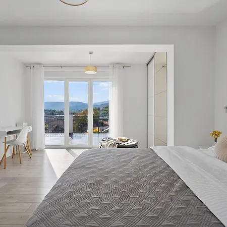 Gloria: Stylish 5-bedroom Retreat With Private Pool And Stunning Valley Views * Zmijavci
