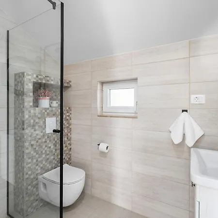 Gloria: Stylish 5-bedroom Retreat With Private Pool And Stunning Valley Views *