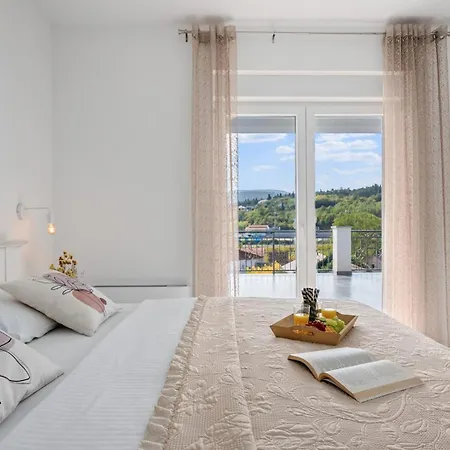 Gloria: Stylish 5-bedroom Retreat With Private Pool And Stunning Valley Views *