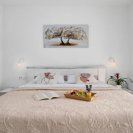 Villa Gloria: Stylish 5-bedroom Retreat With Private Pool And Stunning Valley Views *