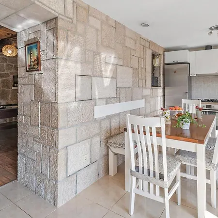 Villa Gloria: Stylish 5-bedroom Retreat With Private Pool And Stunning Valley Views Zmijavci