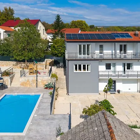 Gloria: Stylish 5-bedroom Retreat With Private Pool And Stunning Valley Views Villa