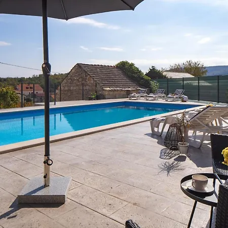 Gloria: Stylish 5-bedroom Retreat With Private Pool And Stunning Valley Views *