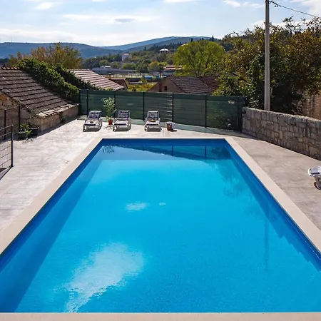 Gloria: Stylish 5-bedroom Retreat With Private Pool And Stunning Valley Views *