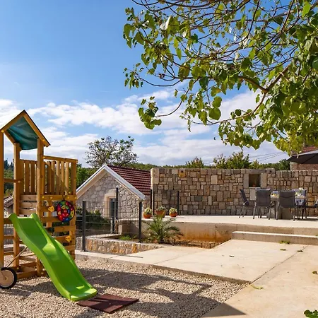 Gloria: Stylish 5-bedroom Retreat With Private Pool And Stunning Valley Views * Zmijavci
