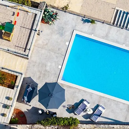 Gloria: Stylish 5-bedroom Retreat With Private Pool And Stunning Valley Views